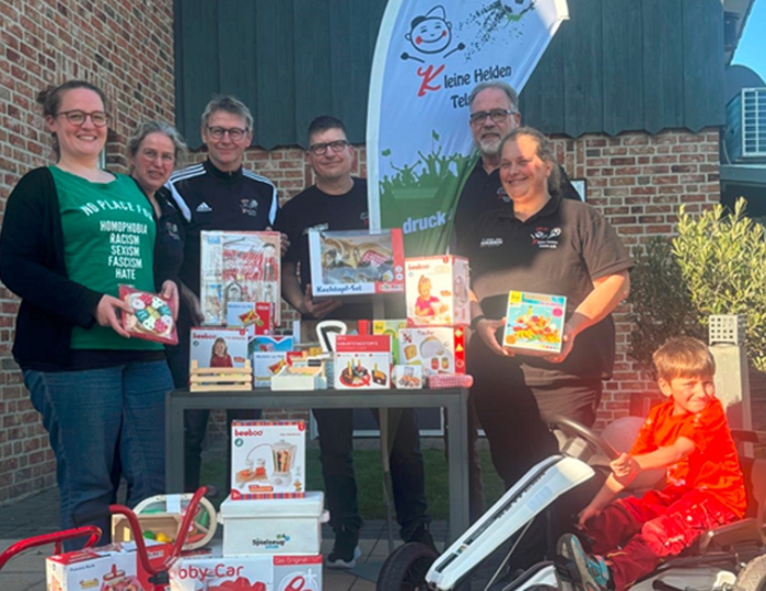 Kleine Helden übergeben Spielzeuge und Überraschungen